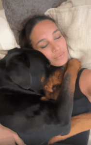 szomoru-rottweiler-olelese-egy-video-ami-meginditja-a-sziveket-a02bd247